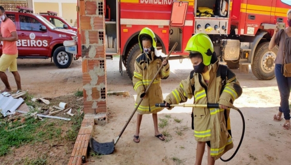 No Dia das Crianças, meninos realizam o sonho de ser bombeiro por um dia, em Tarauacá